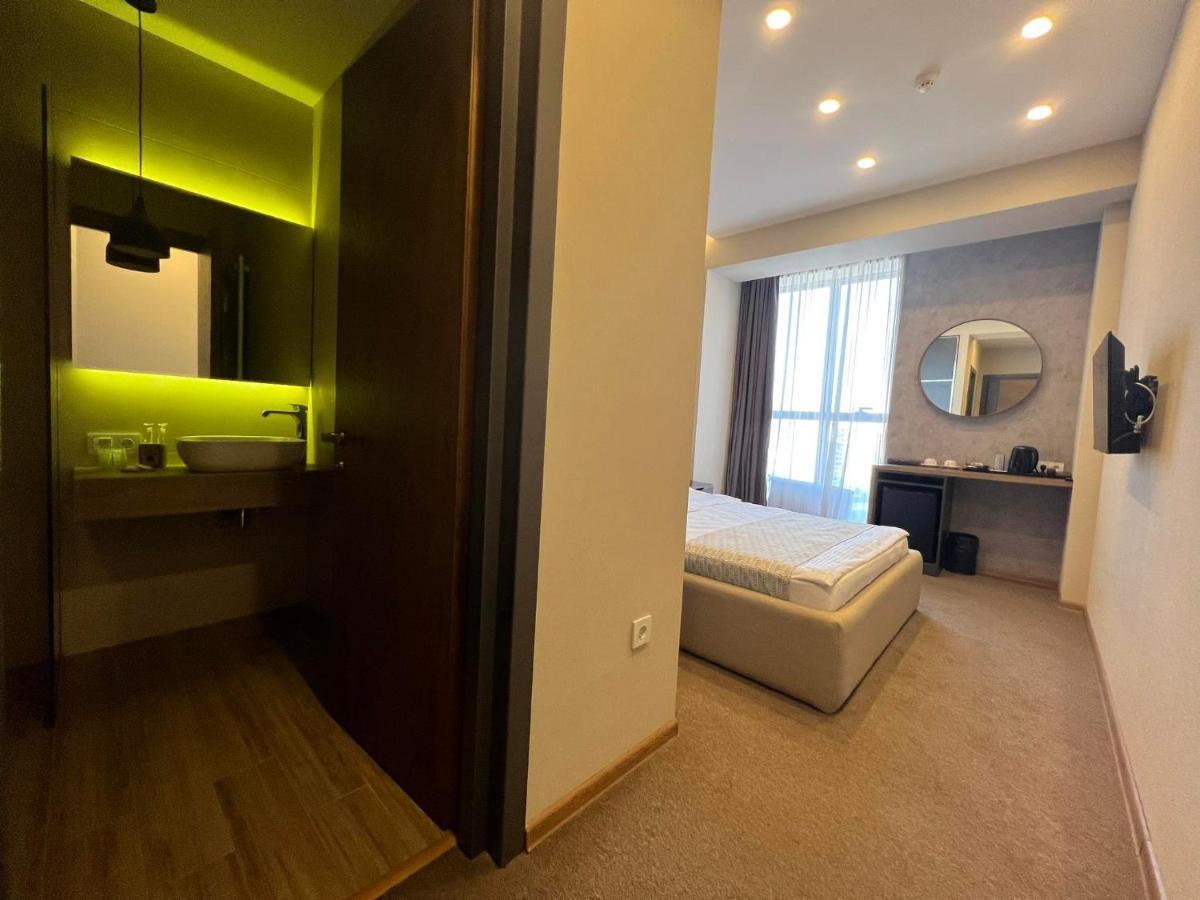 Hotel Sky Station Тбилиси Екстериор снимка
