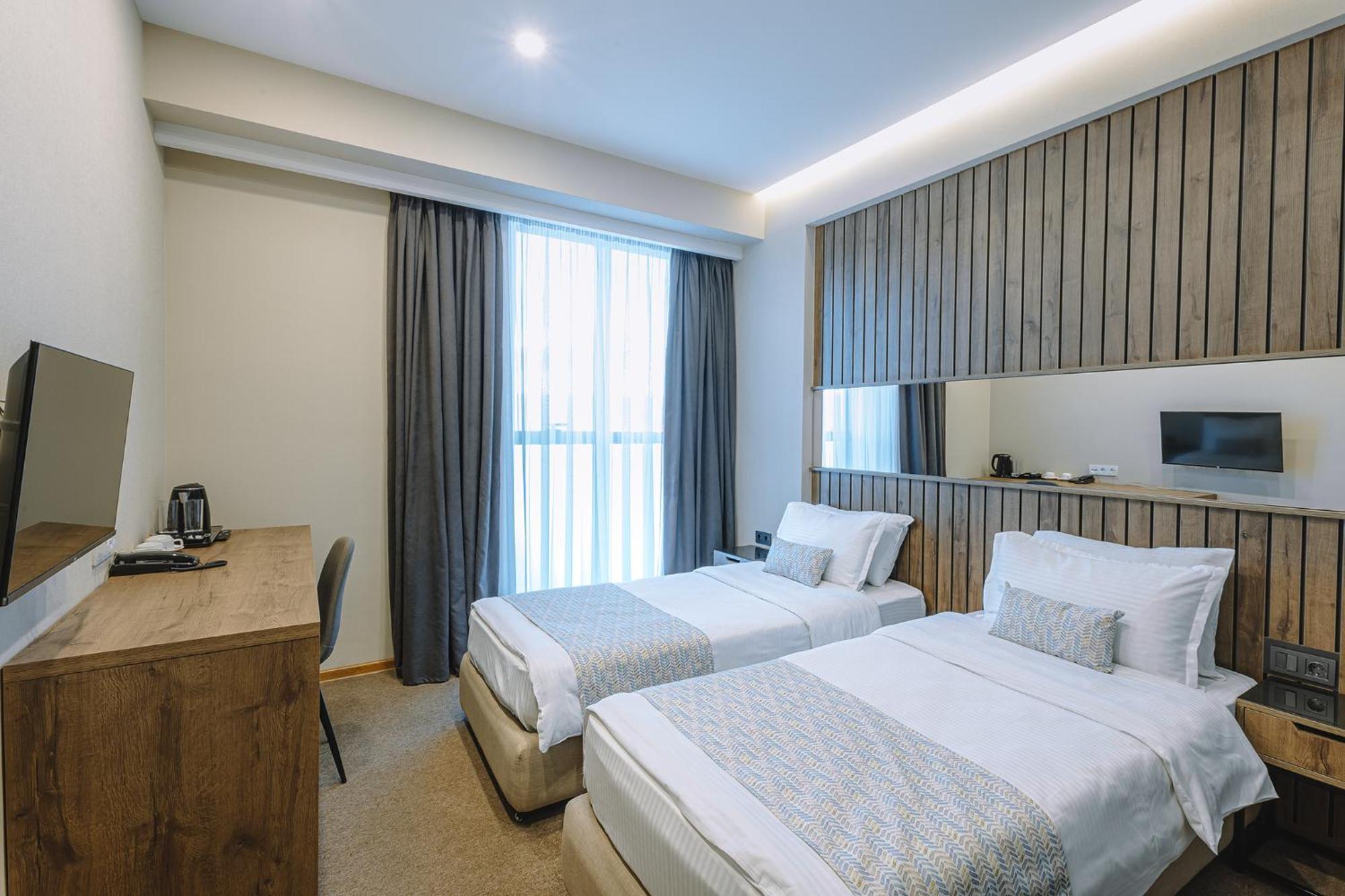 Hotel Sky Station Тбилиси Екстериор снимка